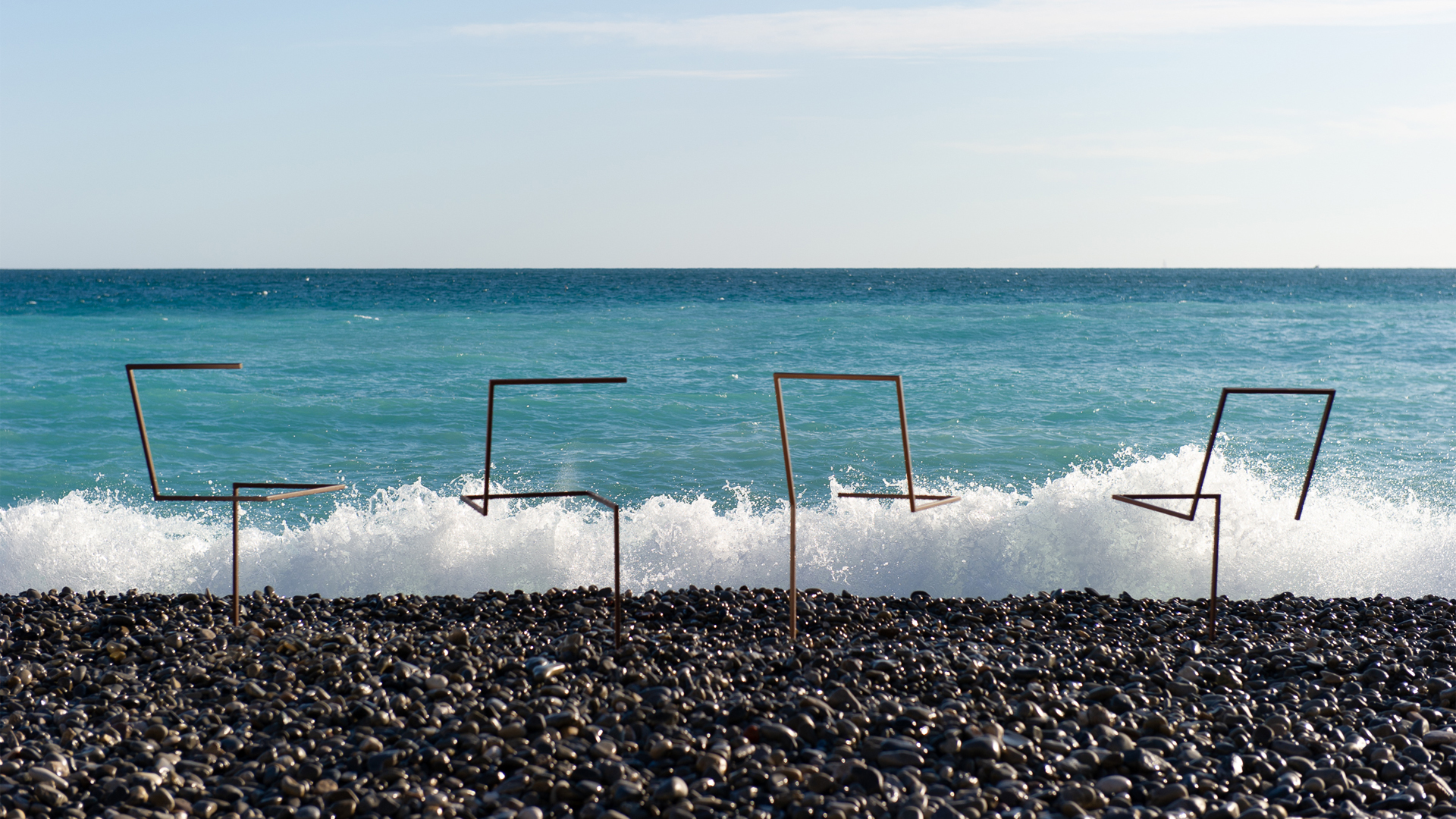 La sculpture extérieure .à la ligne est un ensemble de quatre sculptures de chaises en acier. Ancrée dans le sol par l’un des quatre pieds, chaque chaise trace son propre caractère sur l’horizon.