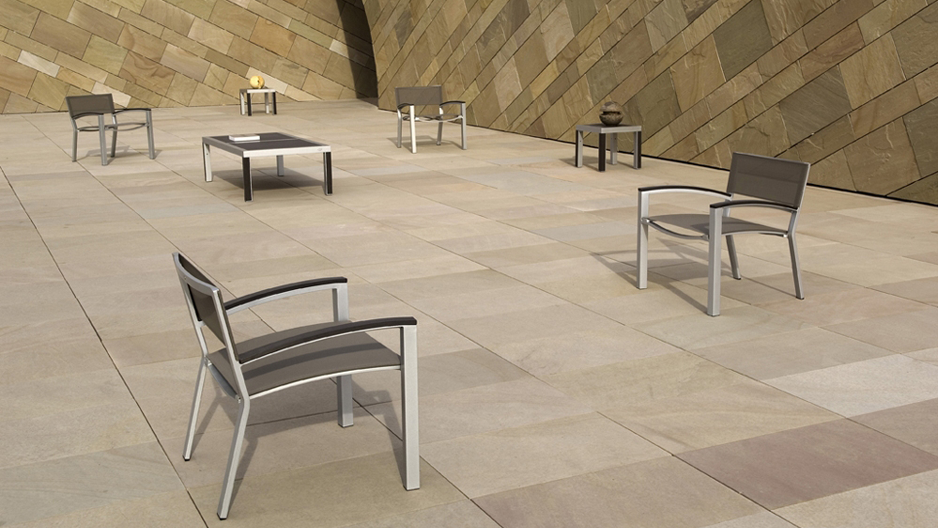 Ce siège extérieur en aluminium et Batyline® est un fauteuil pour ameublement d’extérieur, une création Claude Robin pour LES JARDINS AIX-EN-PROVENCE. Mobilier urbain idéal comme mobilier de jardin, mobilier de terrasse, mobilier d’hôtel. Chaise extérieure alliant design moderne et ergonomie. Ce mobilier urbain s’adapte à tout type d’extérieur. Modèle déposé.