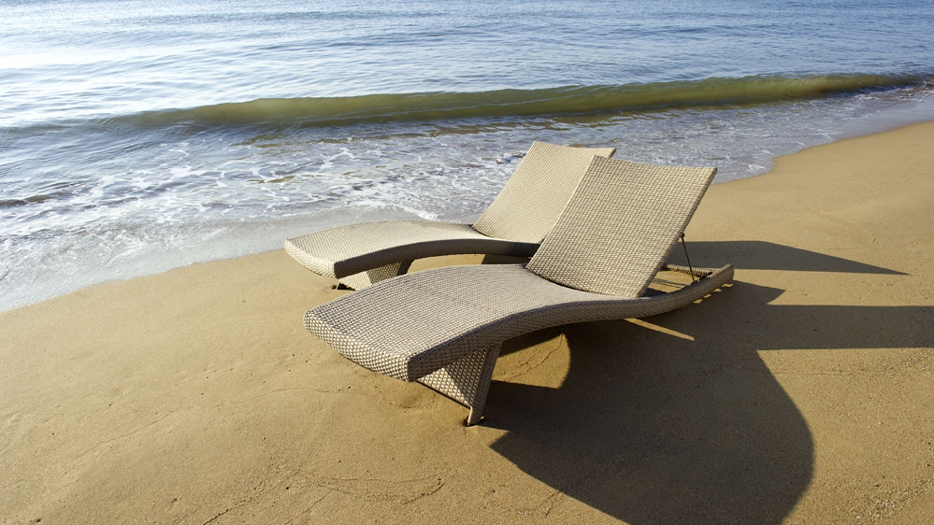 Le bain de soleil DUNA est une chaise longue designée par Claude Robin pour LES JARDINS AIX-EN-PROVENCE. Ce bain de soleil s’est imposé sur les plages, les terrasse de piscines d’hôtels à travers le monde. Véritable best seller aux USA, cette chaise longue distribuée par FRONTGATE se poursuit aujourd’hui encore. Bain de soleil avec pieds pliants s’intégrant dans le cadre. Chaise longue empilable qui allie ergonomie et design.