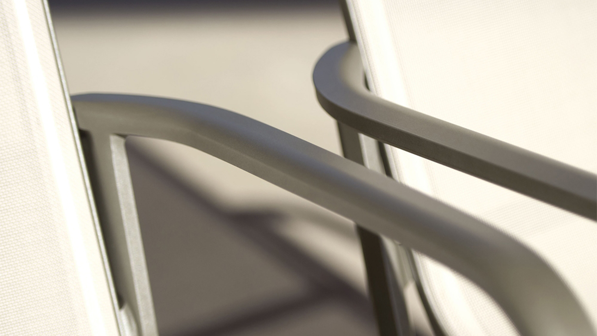 Le siège extérieur HEGOA possède une structure en aluminium original avec assises en batilyne® galbées. Ce fauteuil d'extérieur offre ergonomie et confort exceptionnel. Les fauteuils HEGOA s’adaptent à tout type d’extérieur et d’environnement. Un siège idéal pour l’ameublement extérieur, ameublement de restaurants, mobilier pour hotels.